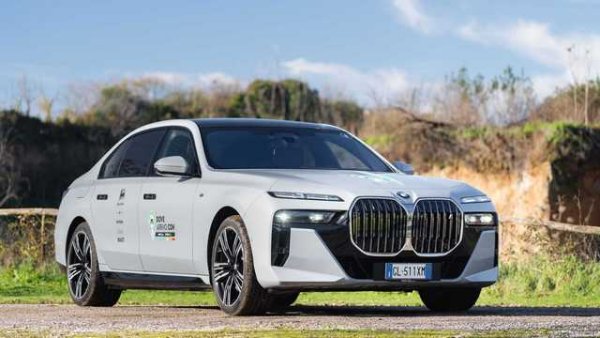 BMW i7 е автомобилът, който измина най-дълъг пробег, използвайки батерия с реален капацитет от 101,7 кВт/ч. Колата измина 436 км, а по &bdquo;каталог&ldquo; са дадени 625 км, което е разлика от 27% по-малко. Консумацията е 22,2 кВт/ч на 100 км.